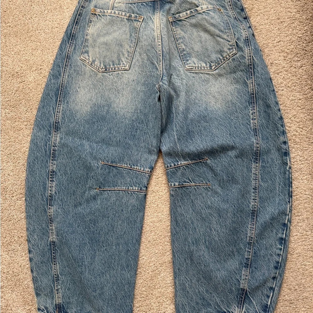 We The Free Women’s Relaxed Blue Denim barrel Jeans - Picture 2 of 3